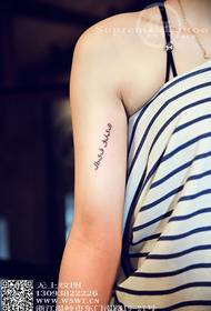 Girl's arm kleine frisse tekst tattoo