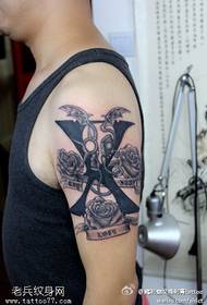 Patrón de tatuaje brazo x palabra