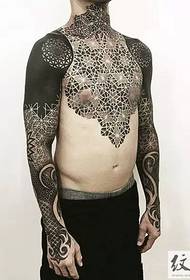 Fantastisk tatovering av svart arm