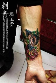 Vari tatuaggi sexy sul petto
