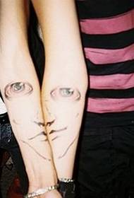 Рука держит татуировку пары