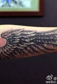 Arm wing prick tattoo patroon