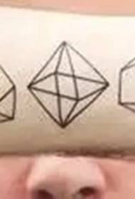 Tatuaggio geometrico in primo piano