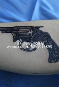 Realus trijų matmenų pistoleto tatuiruotės modelis
