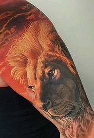 Dominuojanti liūto galvos rankos tatuiruotė