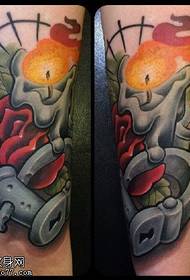 Malowany piękny wzór tatuażu z płonącą świecą