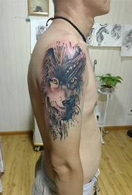 Formidável tatuagem de cabeça de lobo feroz
