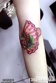 Värillinen kaunis tuulettimen tatuointikuvio