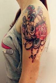 Muy bonito patrón de tatuaje de calavera