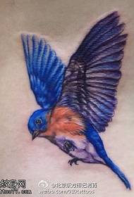 Pola tato burung yang indah dengan sayap terbentang