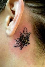 Tatuagem pequena e fofa de abelha