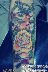 Tipul tatuajului cap de trandafir rănit cu braț înțepat
