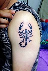 Jó megjelenésű skorpió totem tetoválás a karon