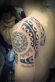 Tattara totem tattoo akan babban hannu