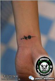 Black grys kosmiese tatoeëringpatroon van die tatoeëring