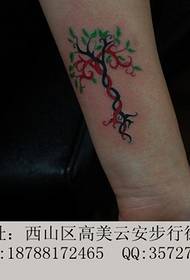 Picculu tatuaggio di bracciu verde à l'arburu