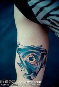 美しい三角形の全眼タトゥーパターンを描いた