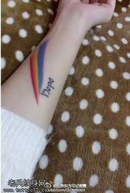 Bellissimo piccolo tatuaggio arcobaleno