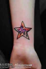 Dicat pola tato bintang berujung lima