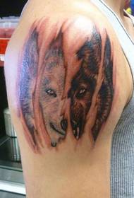 非常に横暴なオオカミの頭のタトゥー