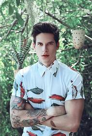 Manlig modell Diego Fragoso tatueringskollektion