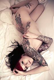 Kauneus on alasti ja pelaa tatuointi kiusausta