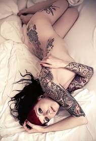 A bellezza hè nuda è ghjoca à tentazione di tatuaggi