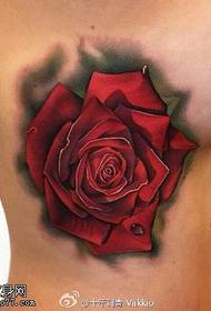 巨大な赤いバラのタトゥーパターン