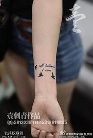 Exquisito paxaro no pulso, tatuaxe inglés