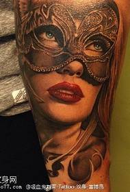 Modellu di tatuaggi femminile sexy maschera elegante