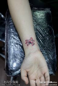 Маленькая свежая розовая картина татуировки лотоса