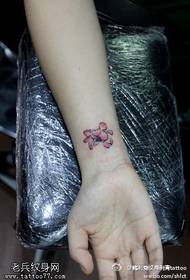 Maliit na sariwang kulay rosas na lotus tattoo pattern