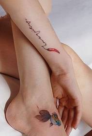 Bellissimo pesce rosso sul collo del piede MM, immagine del modello del tatuaggio del peperoncino rosso del braccio