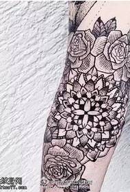 Klasikinis rožių vanilės tatuiruotės tatuiruotės modelis