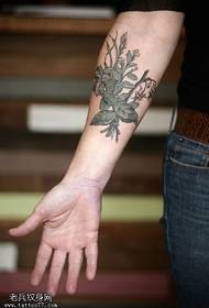 Patrón realista del tatuaje de la vid de la flor de la planta