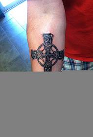 Stylisches Armkreuz Tattoo