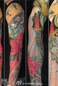Modèle de tatouage de bras grande fleur crâne couronne classique