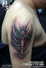 Patrón de tatuaxe de cruz oco vermello de sangue brazo