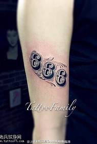 Modello di tatuaggio digitale arabo sul braccio