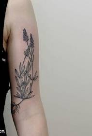 Tatuaggio con bouquet realistico sul braccio