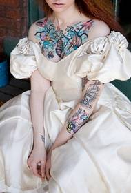 Tattoo meisje draagt een trouwjurk