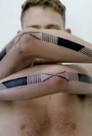 Linja tatuazh në krah