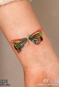 Geverfde delicate vlinder tattoo patroon