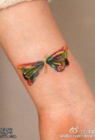 Motif de tatouage papillon délicat peint