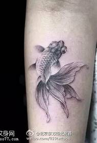 Izvrsni i lijepi uzorak tetovaže zlatne ribice