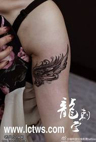 Model de tatuaj cu aripi zburătoare înțepat cu brațul