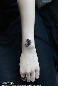 Delicato disegno del tatuaggio ape piccola