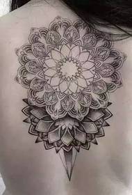 Whakahauhau i te tattoo mandala totem ngenge