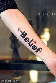 Tatuaggio lettera personalità braccio piccolo