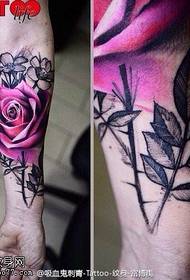 קעקוע ורדים לוהט מעוות על הזרוע